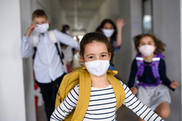 Батькам обмежили доступ до чернівецьких шкіл через ковід