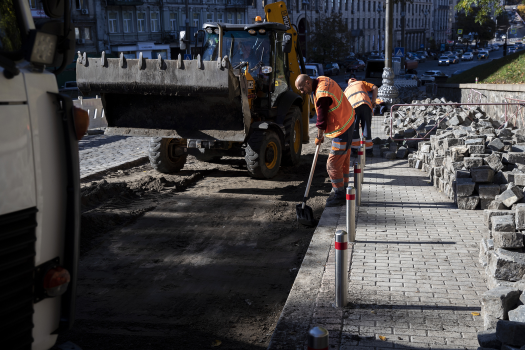 У Києві розпочали ремонт покриття з бруківки на центральній вулиці