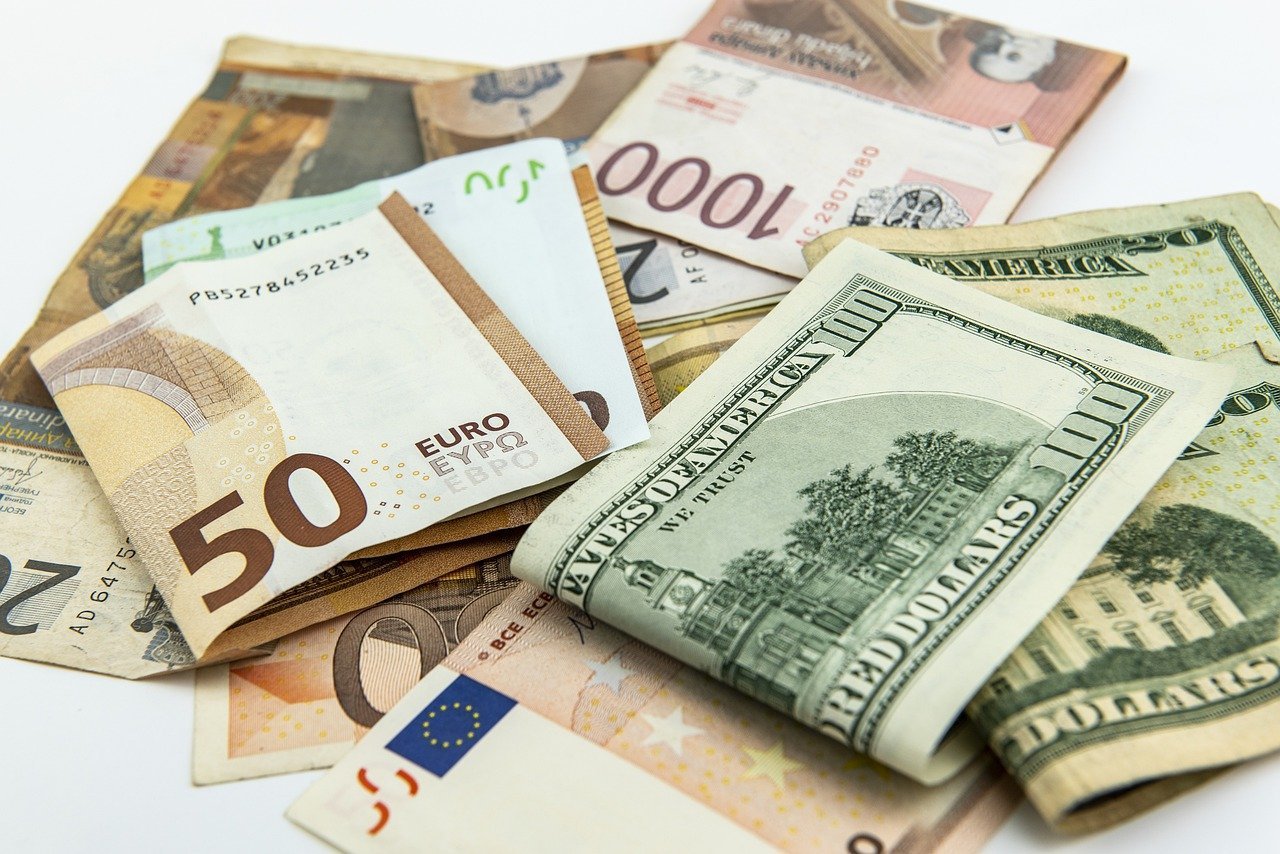 Курс валют на 7 жовтня: Нацбанк закріпив долар, а євро пішло на спад