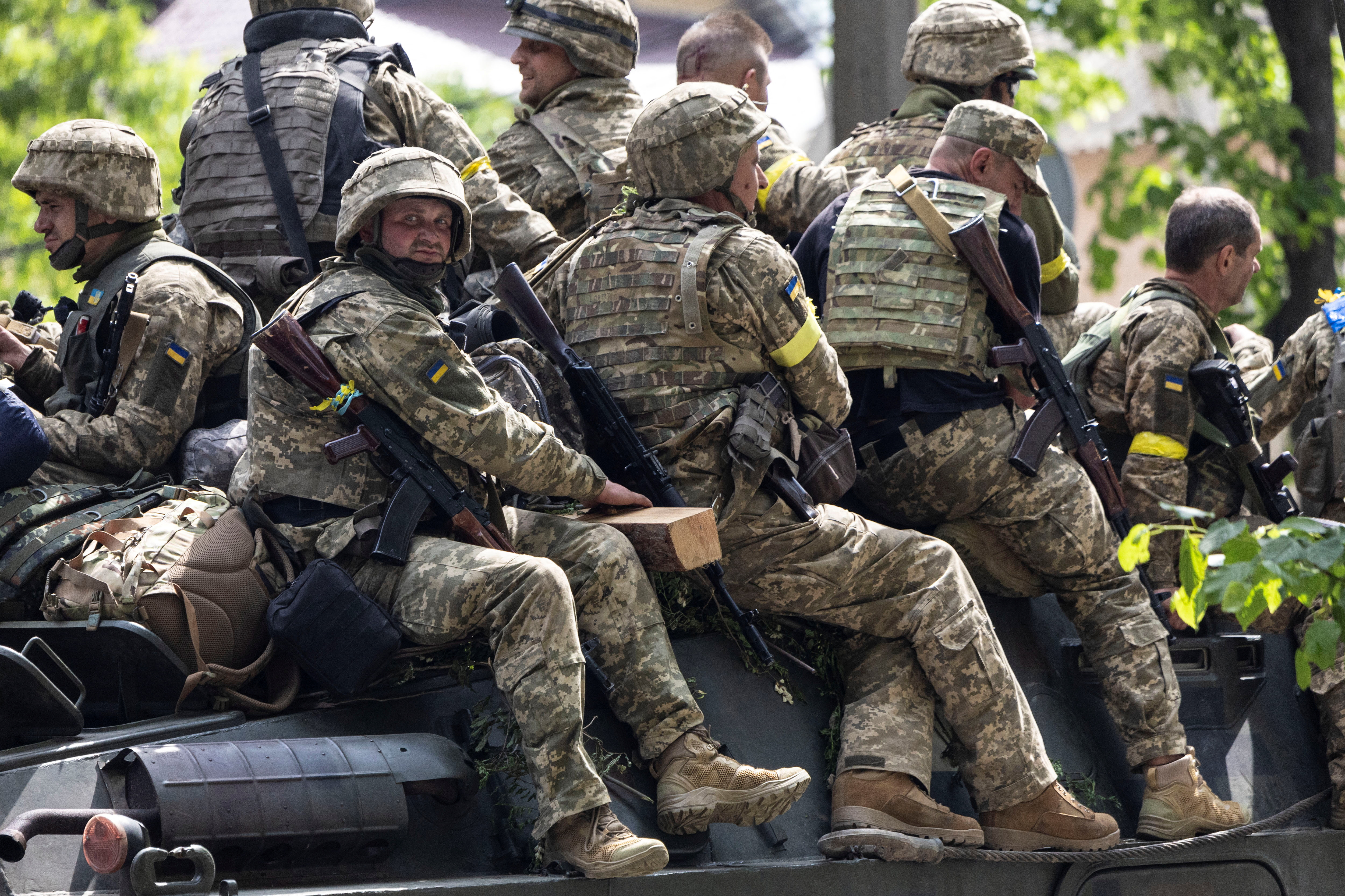 На Луганщині з боями рухаємося, на Донеччині через погоду поменшало атак, - розповів Зеленський