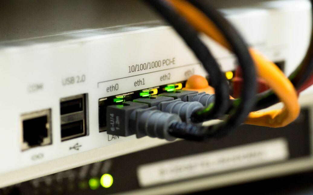 Прикарпатцям на замітку: Щоб Wi-Fi працював без світла – як підключити роутер до повербанка