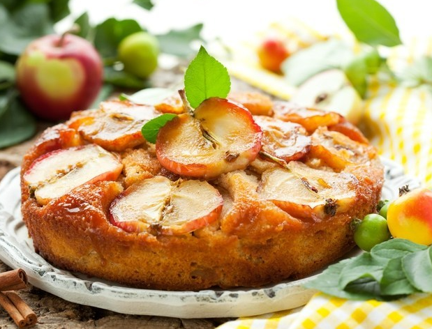 Рецепт шарлотки з яблуками, який має знати кожна господиня