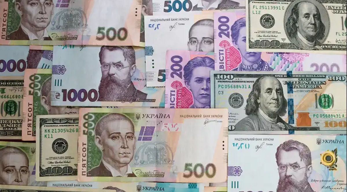 Трудові мігранти скоротили обсяги переказів в Україну