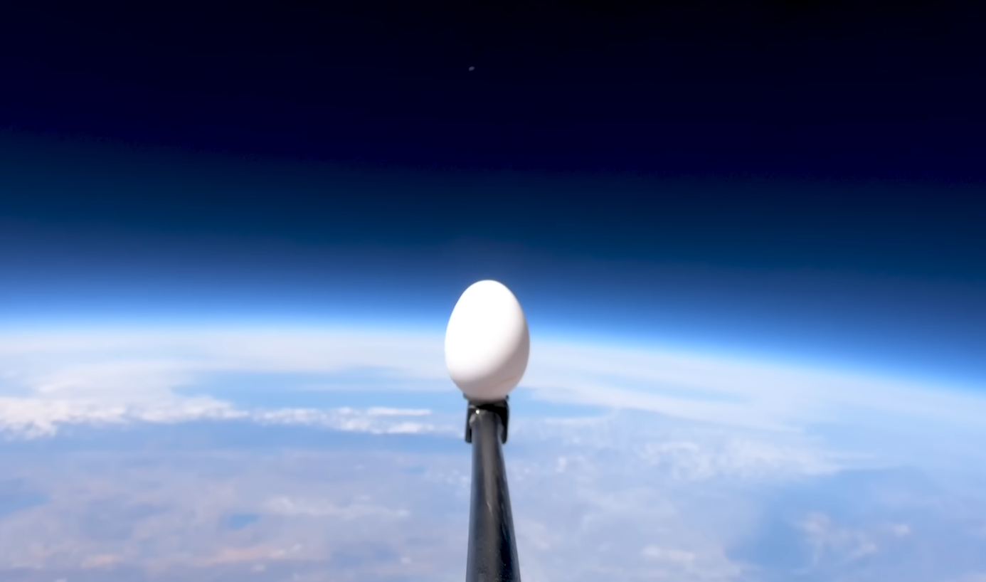 Ексінженер NASA скинув з космосу два яйця, щоб перевірити їх на міцність. Відео