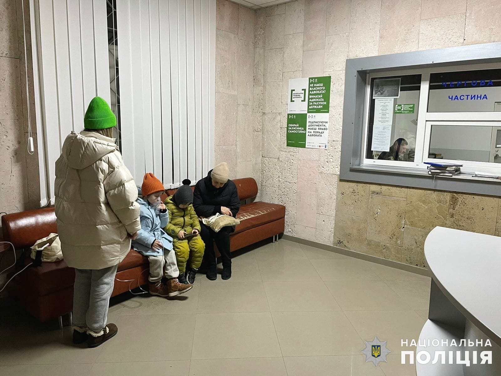 На Хмельниччині хвора дитина прийшла у райуправління поліції, аби мати змогу підключити інгалятор до мережі