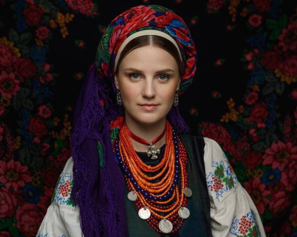 Цікаві факти про українську хустку. Як носити жіночий оберіг - колоритні фото