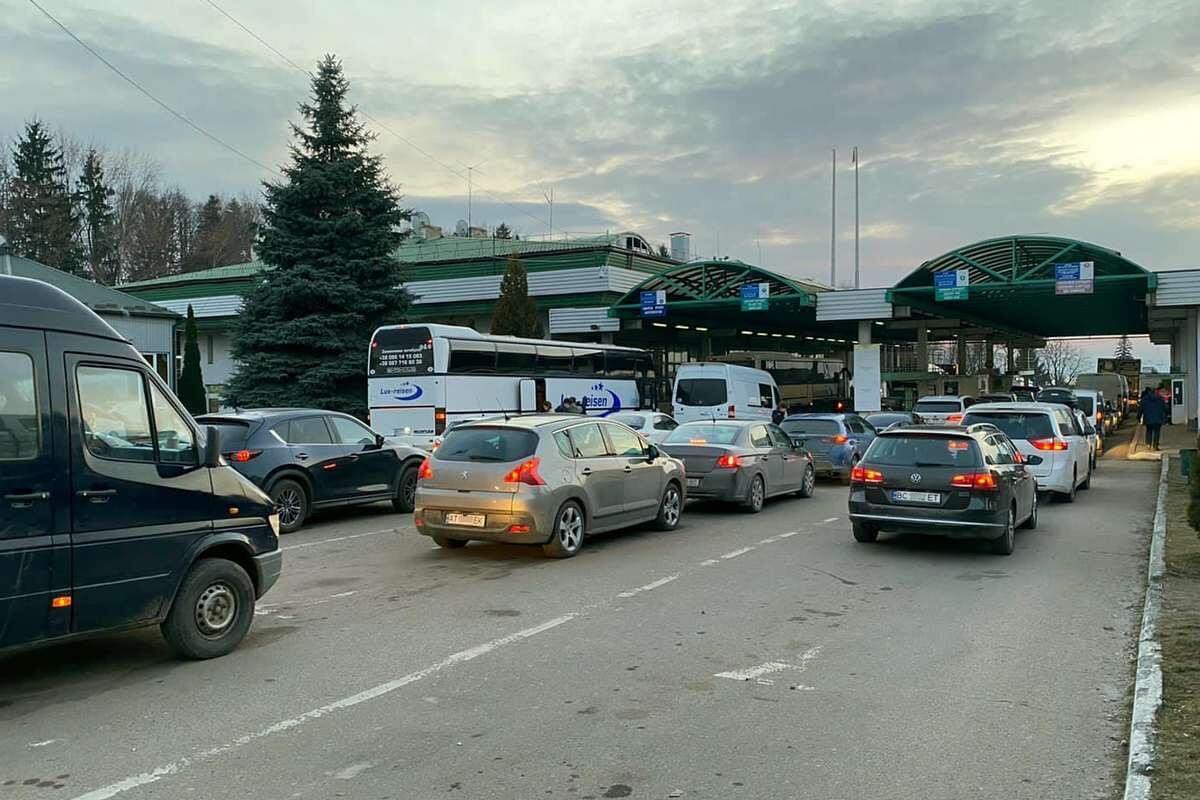 На кордоні з Польщею - черги з 250 авто та 80 пішоходів