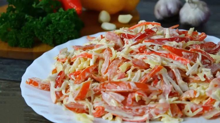 Ніжний та дуже смачний салат з крабовими паличками