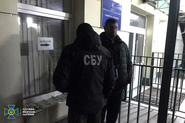 Двоє прикарпатців за $3500 допомагали тікати від армії - їх подвиги викрили правоохоронці