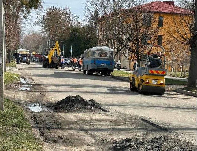 У Винниках і Дублянах почали латати ями на дорогах