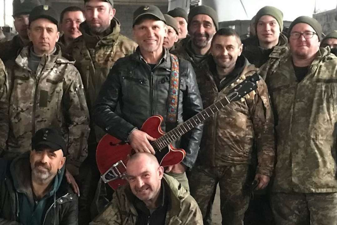 Хлопці зі сталевою волею: Олег Скрипка виступив для українських військових під Бахмутом