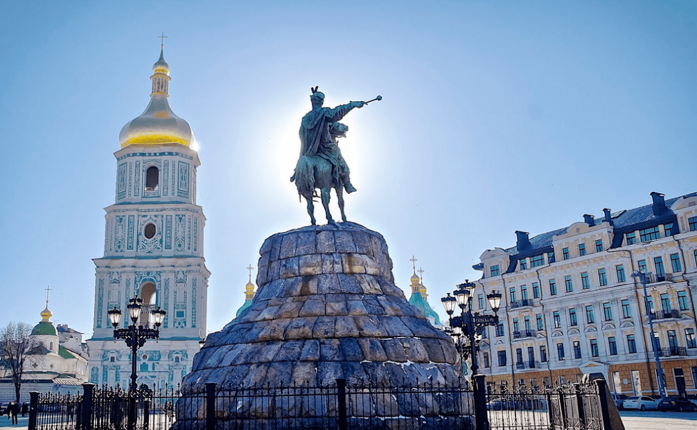 Зеленський затвердив відзнаку “Місто-герой України”