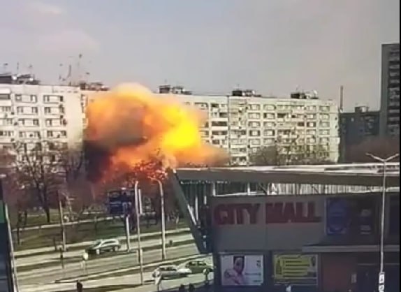 Зеленський показав відео влучання ракети рф у багатоповерхівку Запоріжжя