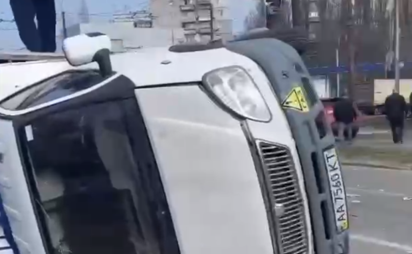 ДТП у Дніпрі на Богдана Хмельницького: вантажівка «Епіцентру» зіткнулася з фурою