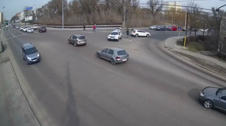 У Луцьку на перехресті не поділили дорогу Mercedes і Skoda. Відео