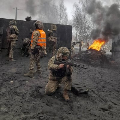 Закидають гранатами, стріляють у пах та добивають у голову —  військовий про нову тактику окупантів