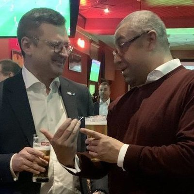 Здається, наш міністр програв. Кулеба та Клеверлі поставили пляшку вина на перемогу своїх збірних у матчі