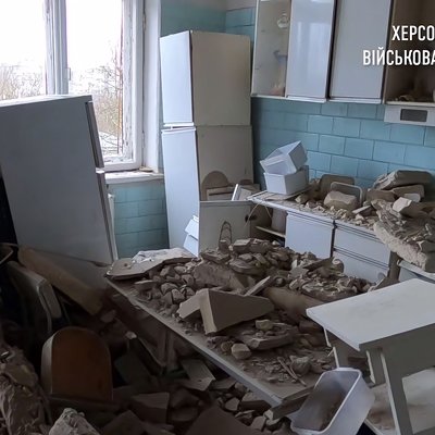 Оприлюднене відео з наслідками обстрілів лікарні і поштового терміналу в Херсоні