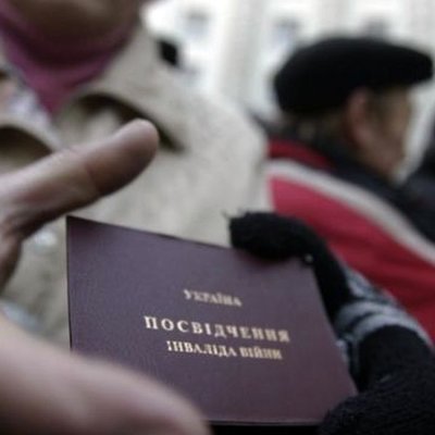 Пенсії виплачують у порядку першочерговості