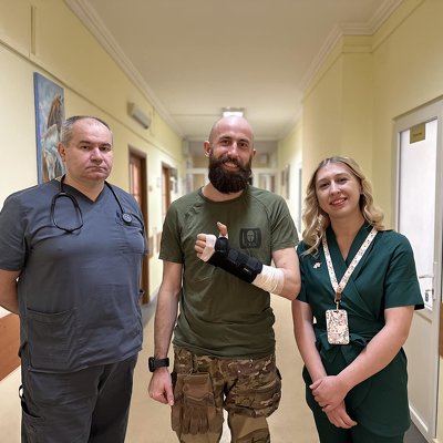 Захисник, якому відірвало пальці на руці після підриву на розтяжці, повернувся на фронт