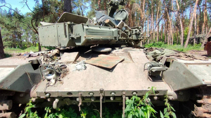 росіяни “Ланцетом” добили свій же Т-90М “Прорив” і видають його за словенський M-55S (відео)