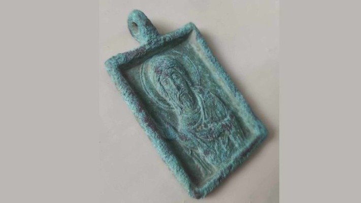 Унікальну нагрудну іконку часів Київської Русі знайшли нa Тepнопiльщинi