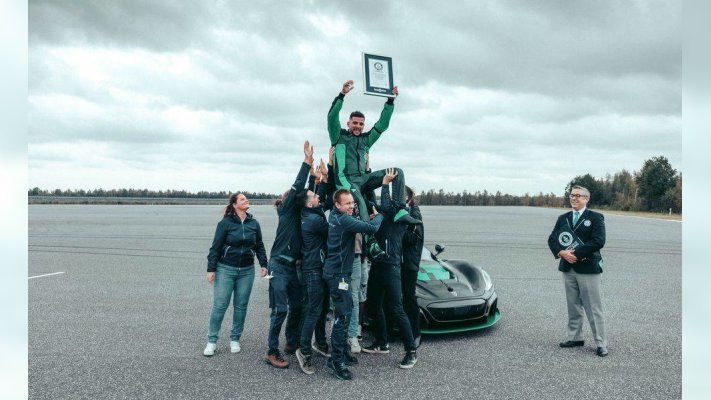 Суперкар Rimac Nevera встановив новий світовий рекорд за швидкістю їзди задом. Відео