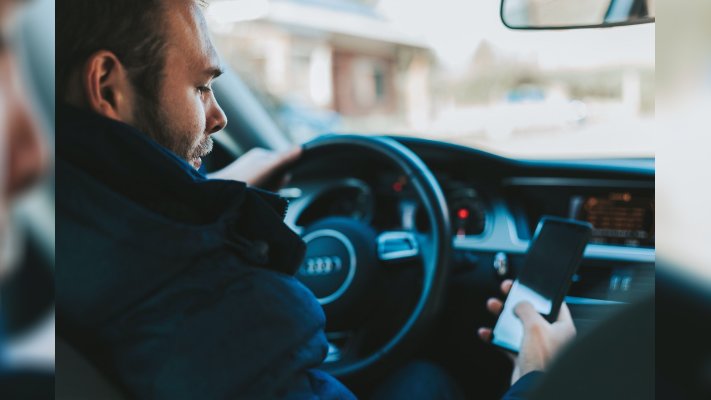 Водіїв в Україні попередили про покарання за користування смартфоном
