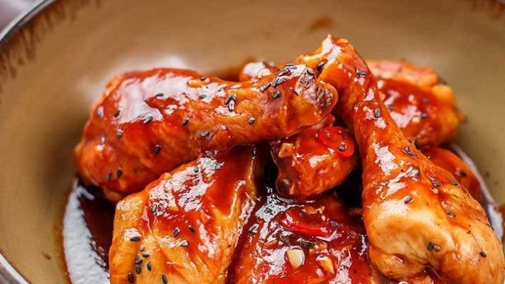 Спробуєте раз - готуватимете завжди: особливий рецепт курячих гомілок
