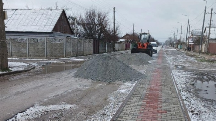 Роботи на розбитій центральній вулиці Зеленого Яру продовжуються