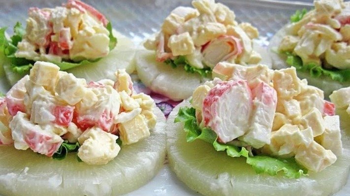 Крабова закуска на ананасових кільцях – смачний рецепт