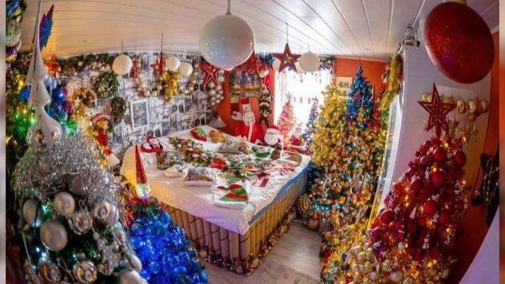 У Німеччині пара прикрасила вдома 555 ялинок і встановила світовий рекорд