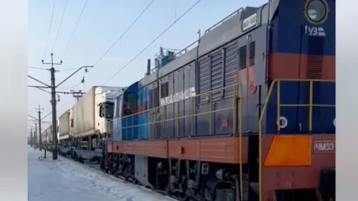 Заблоковані на кордоні з Польщею вантажівки почали вивозити поїздом