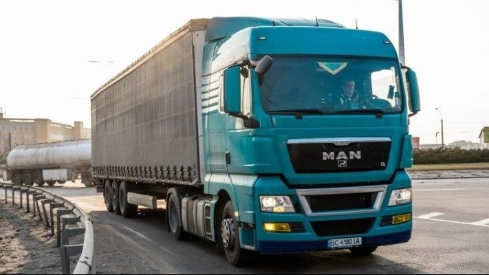 Укрзалізниця відправила партію з вантажівок через кордон