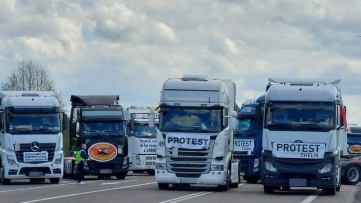 Насипають землю та шини на трасу: польські фермери знову блокують рух на кордоні