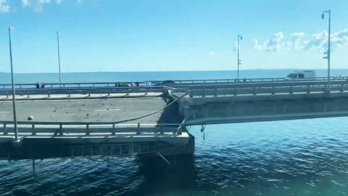Буданов: не рекомендував би цивільним користуватися Керченським мостом