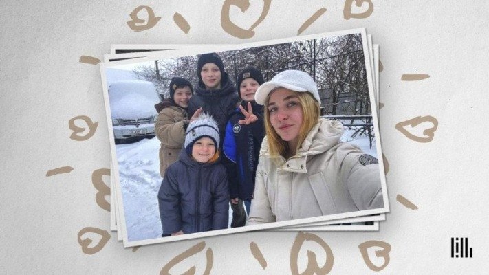  Волонтерить і виховує чотирьох прийомних хлопчиків: як 23-річна модель стала багатодітною мамою 