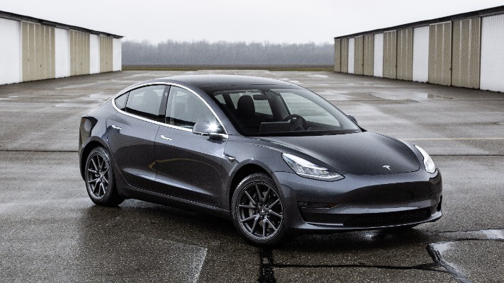 Зламали за 30 секунд: хакери показала уразливість електромобіля Tesla