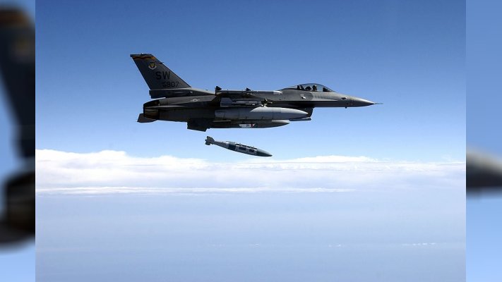 У США готуються випробувати F-16, яким керуватиме штучний інтелект: міністр ВПС стане пасажиром