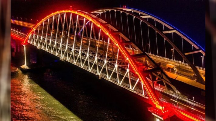 У Криму пролунали вибухи: окупанти перекривали Кримський міст