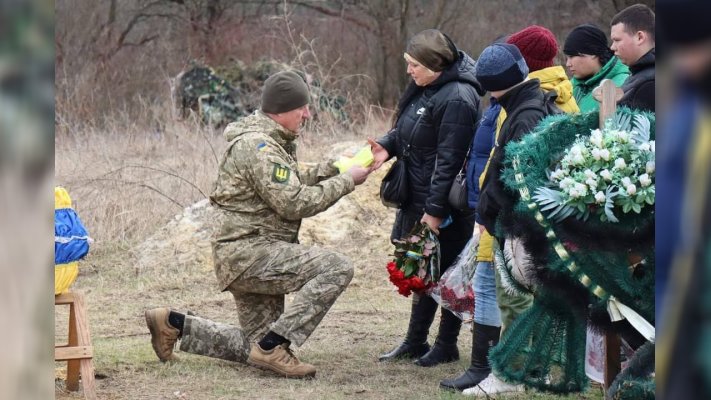 Схилившись на коліно, попрощалися з військовим Русланом Персіяновим, який вважався безвісти зниклим