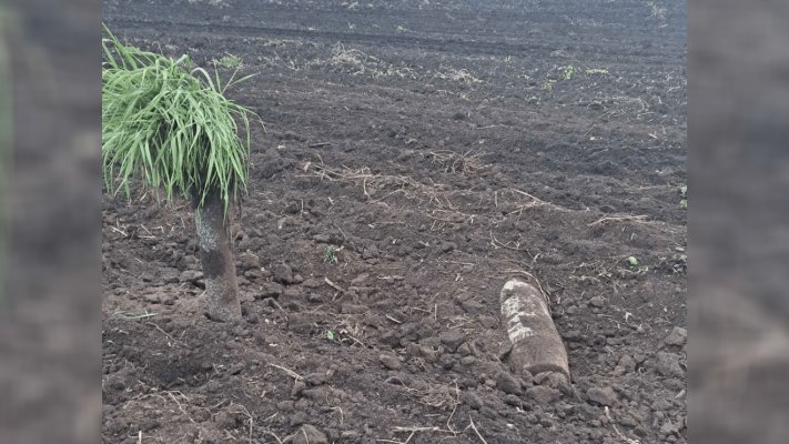 Бойову частину ракети знайшли у полі під Києвом: жителів просять бути обережними