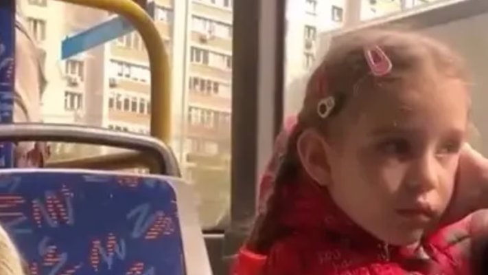 У Києві няня била та штовхала маленьку дівчинку у громадському транспорті: подробиці