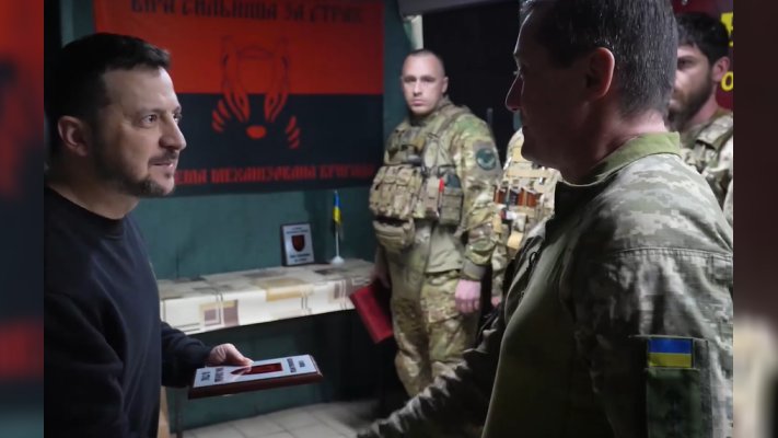 “Ви на одному з найгарячіших напрямків боїв за нашу державу”: Зеленський нагородив оборонців Часового Яру