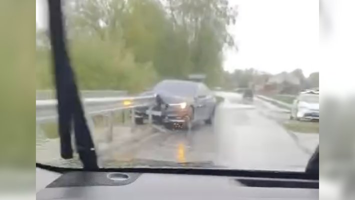 Біля Луцька авто влетіло у відбійник (Відео)