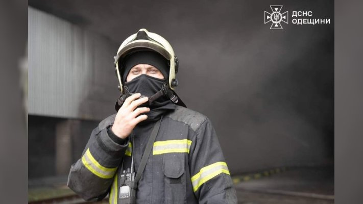 Вже більш ніж добу рятувальники ліквідовують наслідки ракетних обстрілів по О…