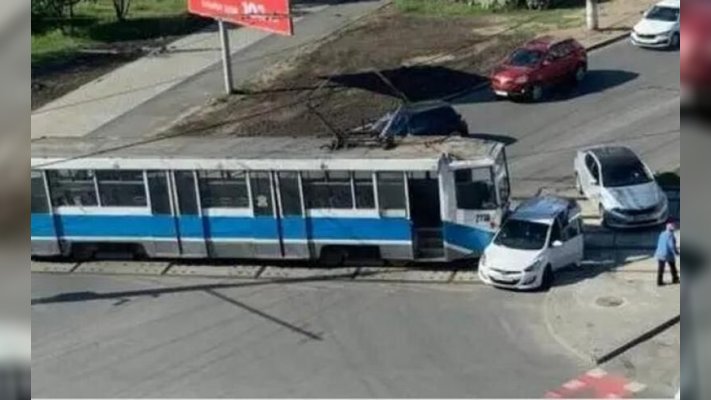 У Дніпрі трамвай протаранив Hyundai: рух 18 та 19 маршрутів затримується (ФОТО)