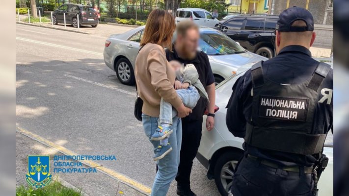 Намагалася продати 2-річного сина за мільйон гривень: у Дніпрі затримали 19-річну зловмисницю