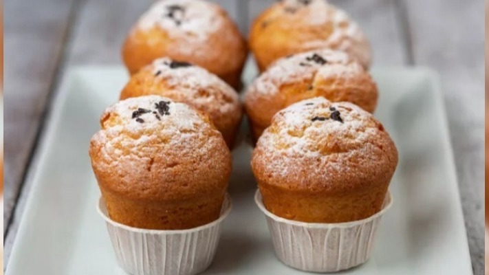 Сирні кекси з родзинками: рецепт простий і не займе багато часу, а результат порадує