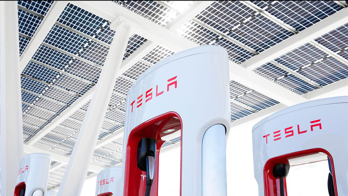 Tesla припинила розвиток Supercharger та звільнила керівників проекту